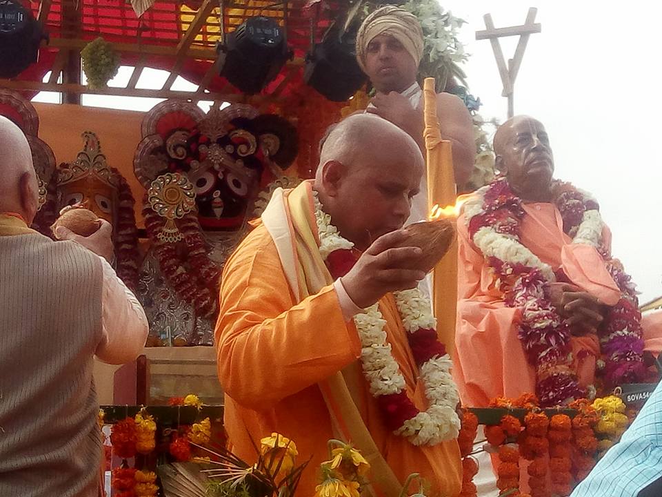 HH Prabodhanand Saraswati Swami Maharaj offering prayers