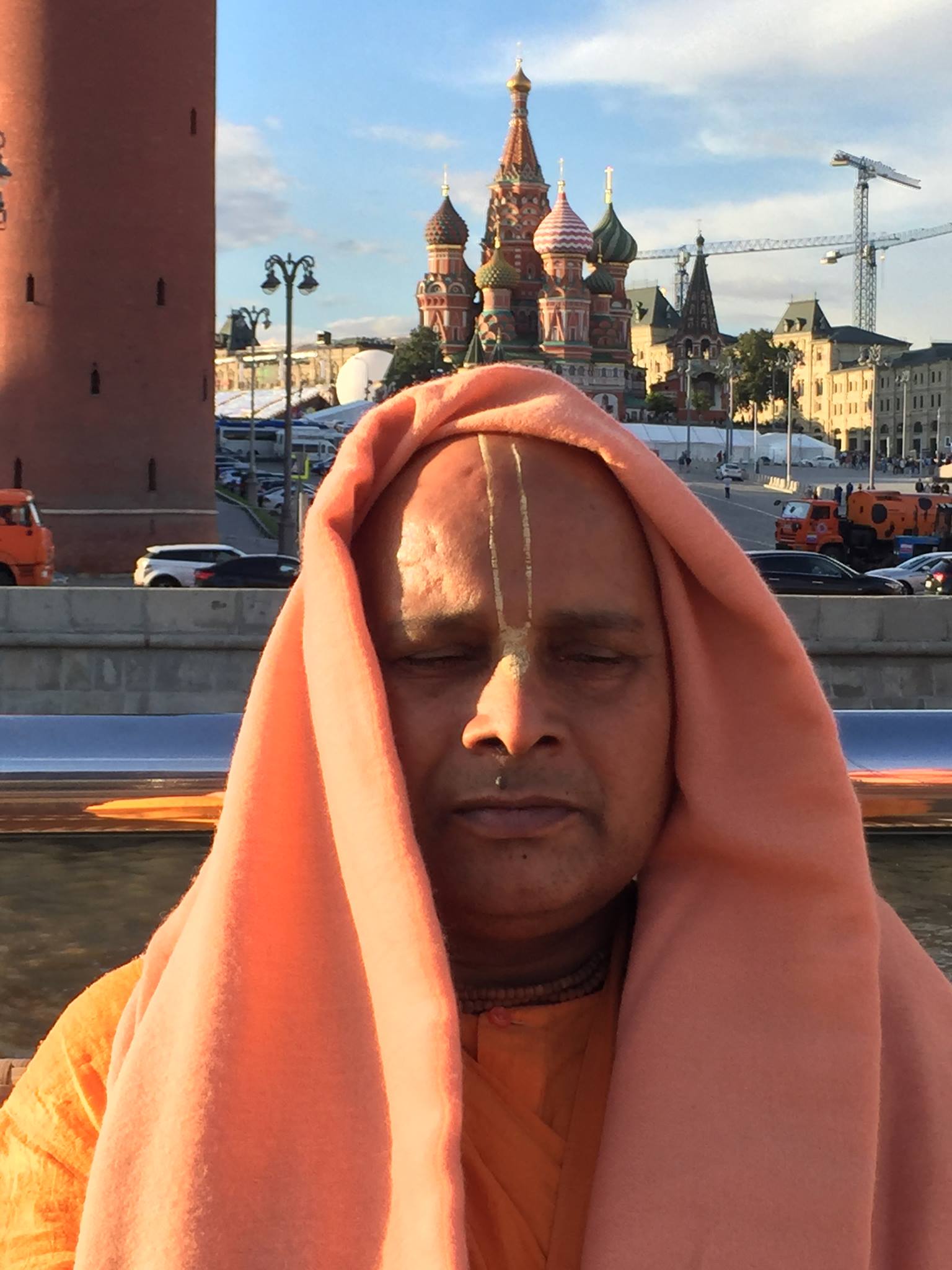 HH Prabodhanand Saraswati Swami Maharaj giving a lecture